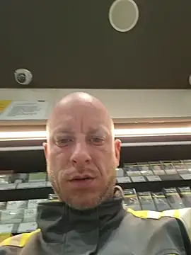 SvenFromCroatia Adlı Modelin Canlı XXX Sohbeti