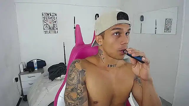 Leonard_Price Adlı Modelin Web Kamerası Şovu