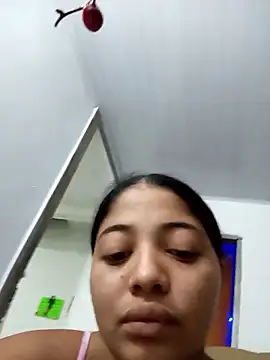 Zaira_xxx: διαδικτυακό σόου στην κάμερα