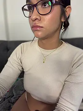 Isabella-Teen's Live XXX Chat