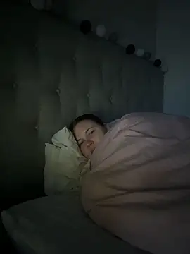 justsomeoneuknow's Live XXX Chat