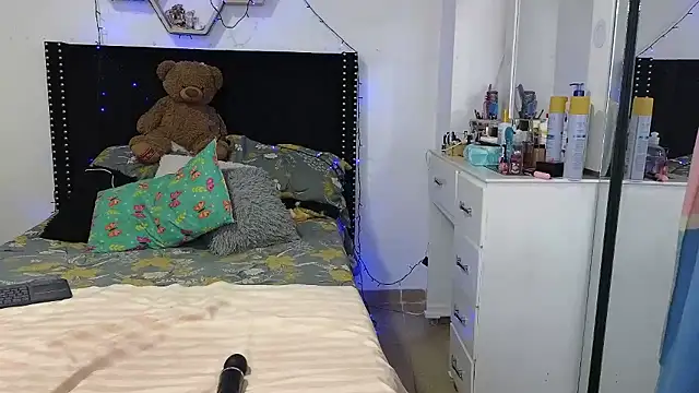 charlotte_077 élő XXX-chatje