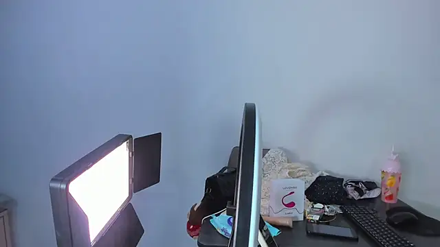 Show modela Aisha_hotts777 na web-kameri