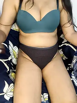 Baby_Aysha: διαδικτυακό σόου στην κάμερα