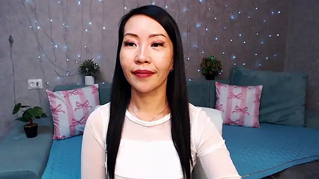 LiaPak: διαδικτυακό σόου στην κάμερα