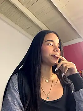 Milleradhara24 Adlı Modelin Canlı XXX Sohbeti