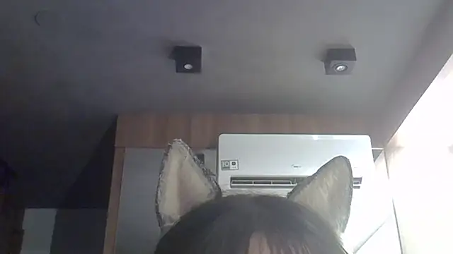 SkinnyKitten Show in webcam