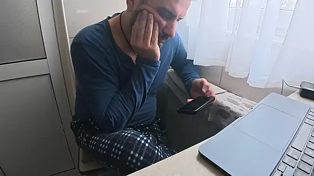 TARKAN1のライブXXXチャット