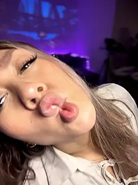 Show modela Im_sophiie na web-kameri