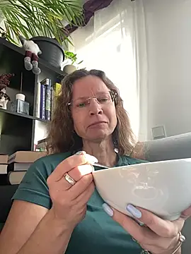 AnnikaRose Adlı Modelin Canlı XXX Sohbeti