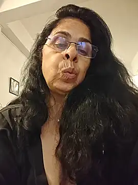 NakedMILFx Adlı Modelin Canlı XXX Sohbeti