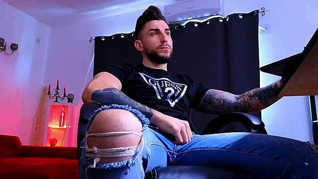 MightyAaron66's Live XXX Chat