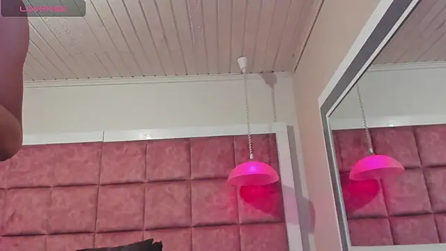 Chat XXX en directo de Shara_Goddes05