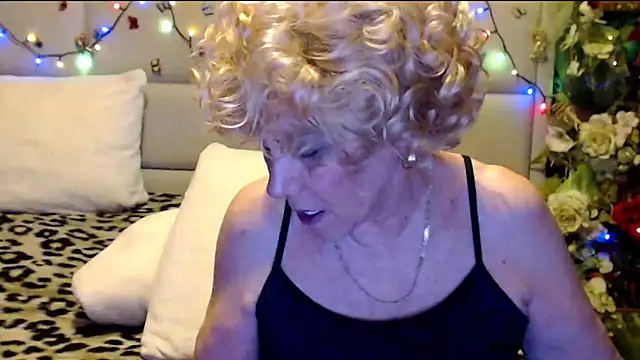 HappyWomanOn's Live XXX Chat