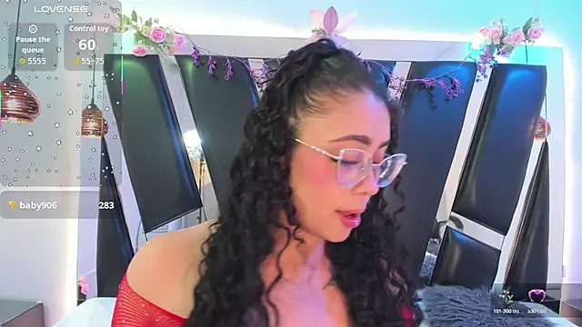 antonelllepiercee élő XXX-chatje