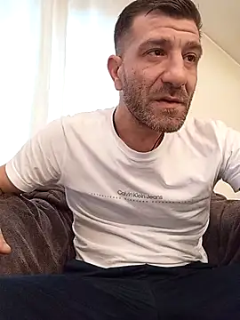 Alexdaniel89 即時 XXX 聊天