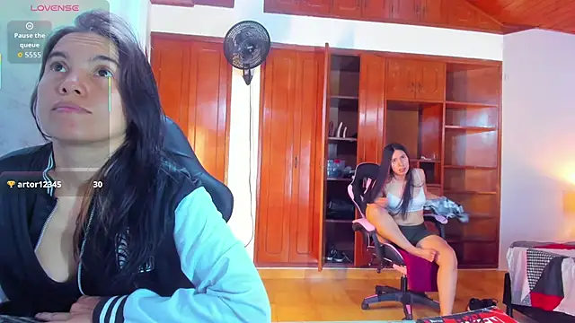 Chat +18 de Sofy_and_Mia ao vivo