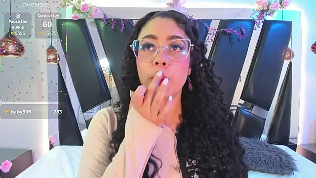 antonelllepiercee's Live XXX Chat