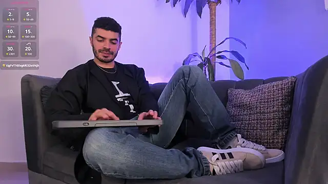 AxelThompson_ Adlı Modelin Canlı XXX Sohbeti