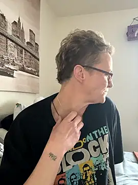 Curvy-Jinx's Live XXX Chat