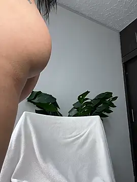 LatinaDollXXX's Webcam Show
