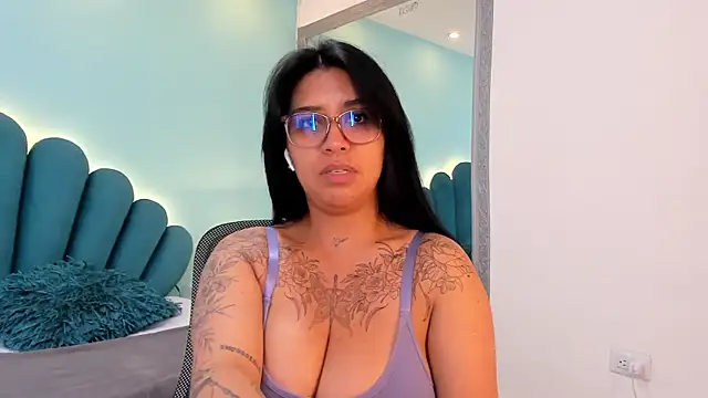 sharlott18's Live XXX Chat