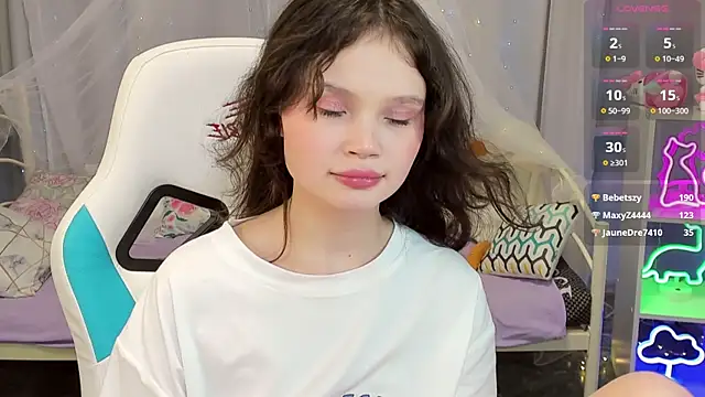 EmilyChavesのライブXXXチャット