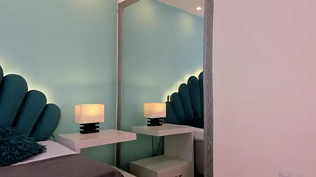 sharlott18's Live XXX Chat