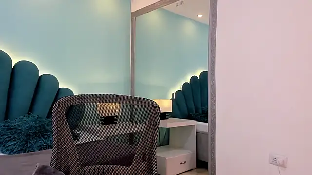 sharlott18 Live XXX Chat