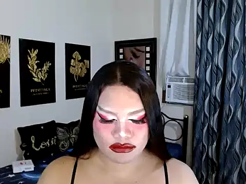 Show modela TSbrianaHugeCock na web-kameri