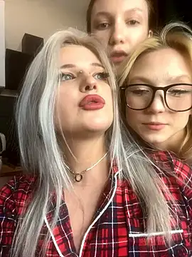 DriveThruDolls' Live XXX Chat