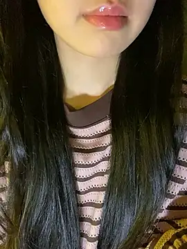 Pokazy przed kamerką – Uyennii02