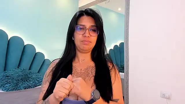 sharlott18's Live XXX Chat