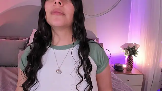 Chat +18 de Nicolle_W ao vivo