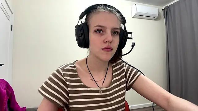 Elira_Breeze élő XXX-chatje