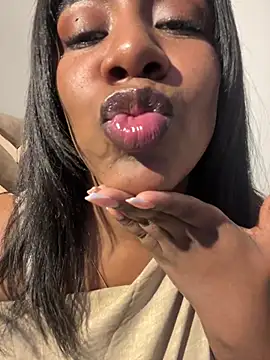 KloheCurvy's Live XXX Chat