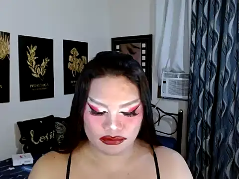 TSbrianaHugeCock élő XXX-chatje