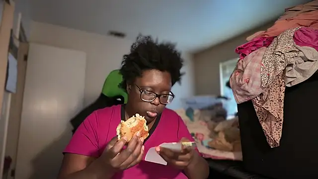 -Yagurlwest élő XXX-chatje