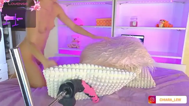 ChiaraLewis élő XXX-chatje