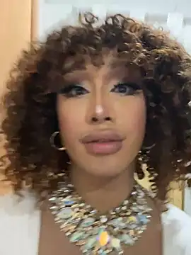 KrazzyElliot Show in webcam