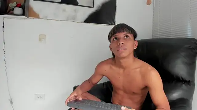 Онлайн чат XXX tyler_twink_boy