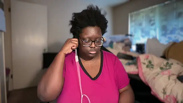 -Yagurlwest: онлайн-секс-чат