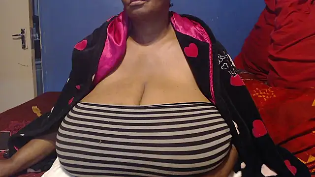 CUTEFIRMMELONSS' Live XXX Chat