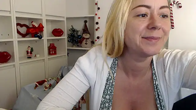 _karolynesyera_'s Live XXX Chat