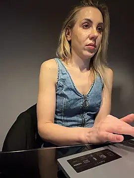 ElenaWhitmore ওয়েবক্যাম শো