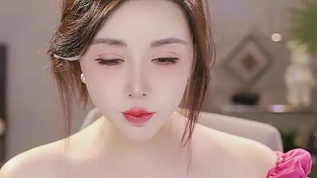 Qiaoqiao__ Adlı Modelin Canlı XXX Sohbeti