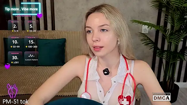 Show modela Holl1Would na web-kameri