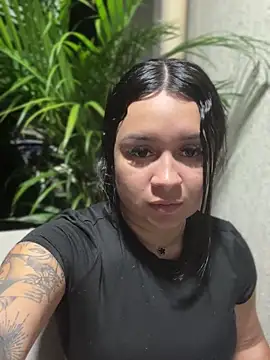 Pertunjukan Kamera Web Pretty_Isadora