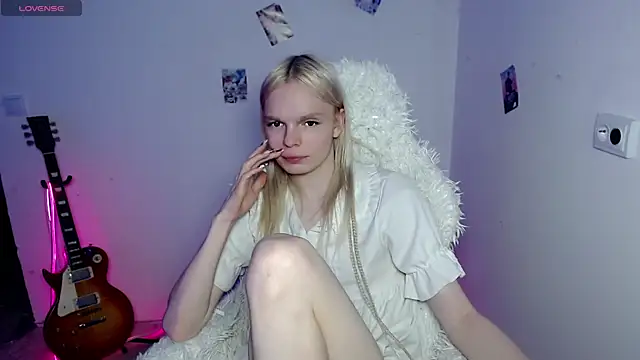 Emily_Nyaffee's Live XXX Chat