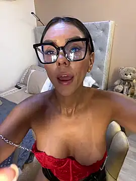 Chatroom XXX en direct de SofhiaTaylor